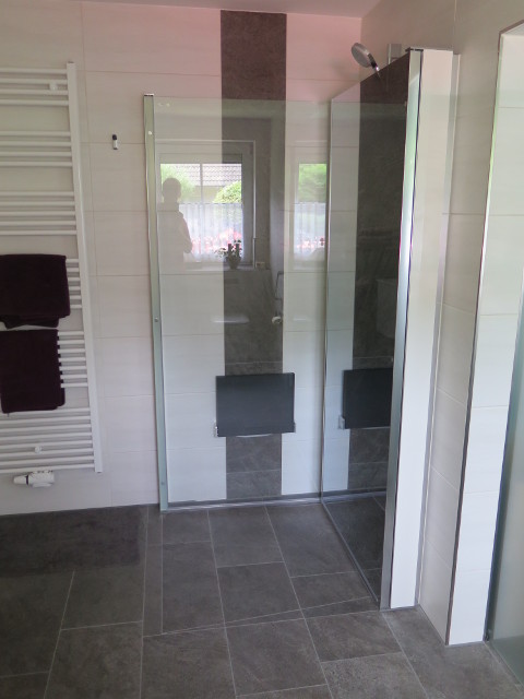 Bad im neuen Stil gefliest