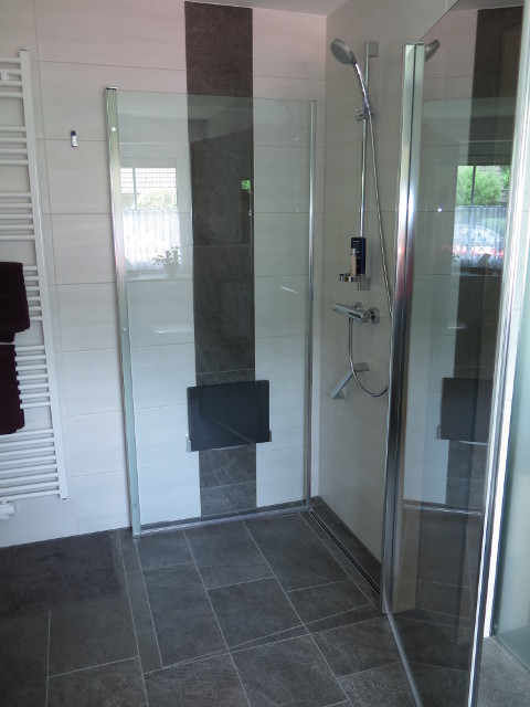 ein Badezimmer mit neuen Fliesen