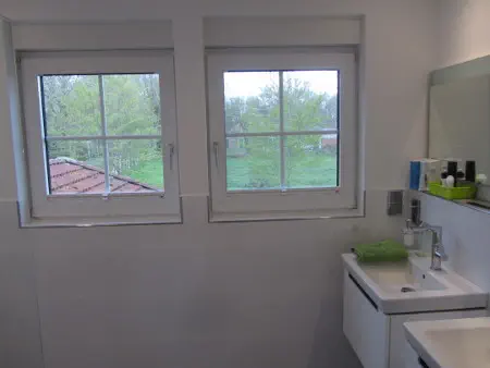 Schönes neues Badezimmer und zufriedene Kunden