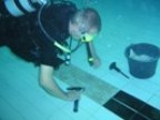 Fliesen unter Wasser im Schwimmbad einkleben