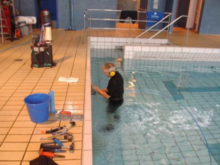 Im geflltem Bad Fliesen unter Wasser verlegt