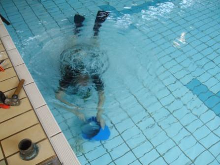 Mit Tauchgert Fliesen unter Wasser ausgewechselt